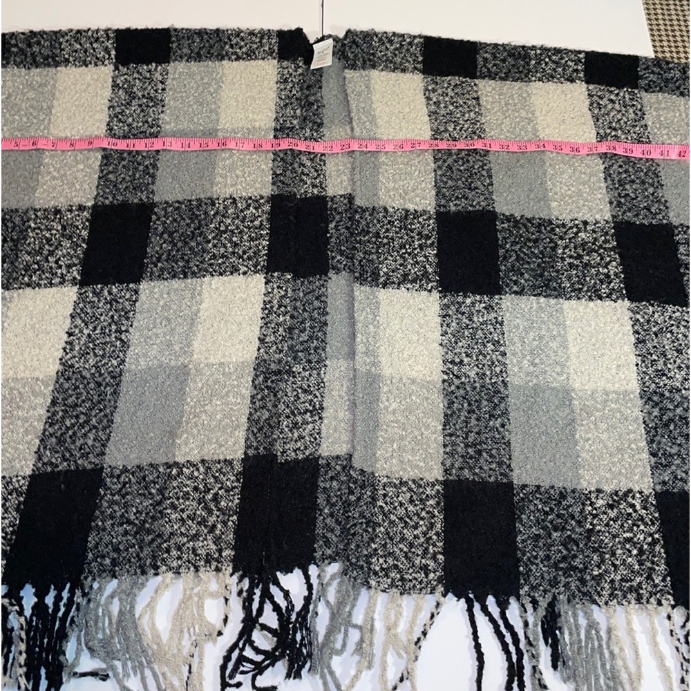 WOOLRICH  OS TALL SWEATER SERAPE CAPE Plaids of Black and Grays Long Fringe @Hem - Picture 6 of 12